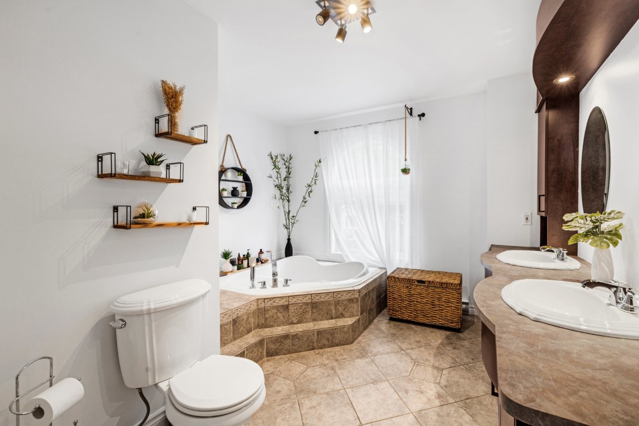 Salle de bains — 3345 Rue des Cerisiers, Sainte-Marie-Madeleine
