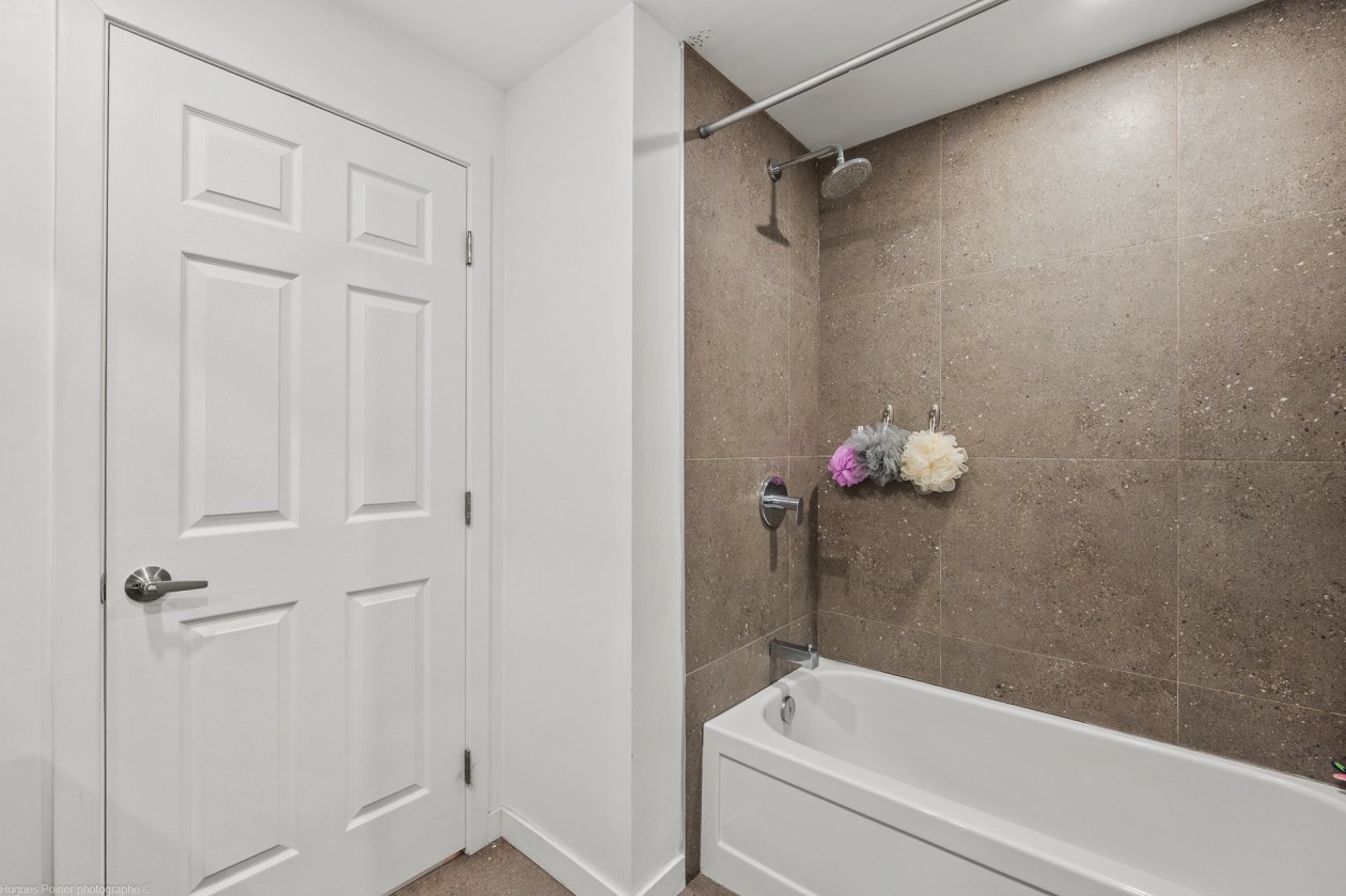 Salle de bains — 9048 - 9050, Av. Dubuisson, Montréal (Mercier/Hochelaga-Maisonneuve), H1L2W8, Montréal (Mercier/Hochelaga-Maisonneuve)
