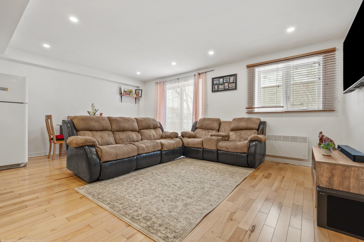 Salon — 9048 - 9050, Av. Dubuisson, Montréal (Mercier/Hochelaga-Maisonneuve), H1L2W8, Montréal (Mercier/Hochelaga-Maisonneuve)