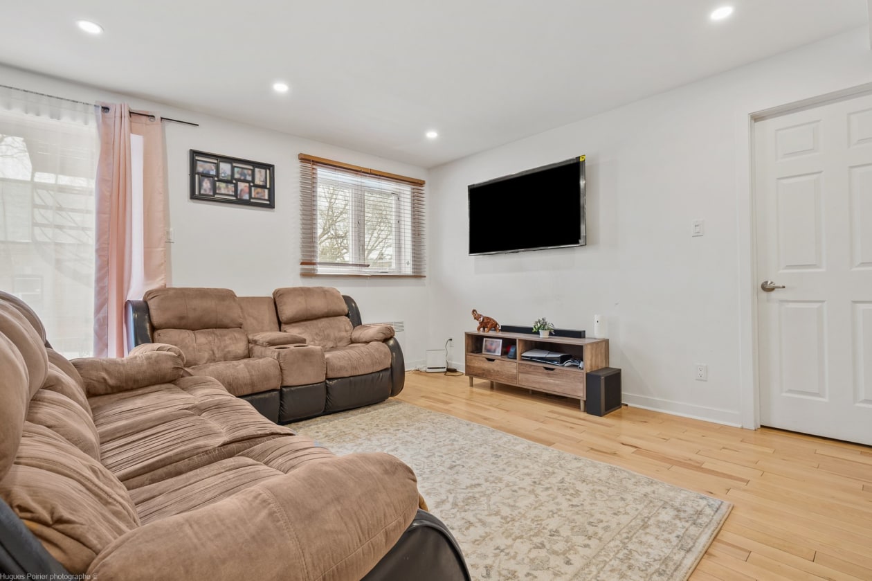 Salon — 9048 - 9050, Av. Dubuisson, Montréal (Mercier/Hochelaga-Maisonneuve), H1L2W8, Montréal (Mercier/Hochelaga-Maisonneuve)