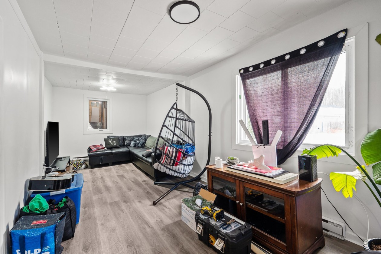 Salon — 2246 - 2250, Rue Cartier, Sainte-Julienne, J0K2T0, Sainte-Julienne