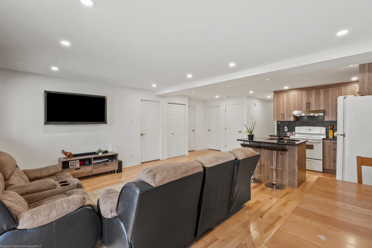 Salon — 9048 - 9050, Av. Dubuisson, Montréal (Mercier/Hochelaga-Maisonneuve), H1L2W8, Montréal (Mercier/Hochelaga-Maisonneuve)