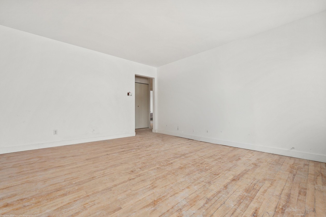 Salon — 9048 - 9050, Av. Dubuisson, Montréal (Mercier/Hochelaga-Maisonneuve), H1L2W8, Montréal (Mercier/Hochelaga-Maisonneuve)