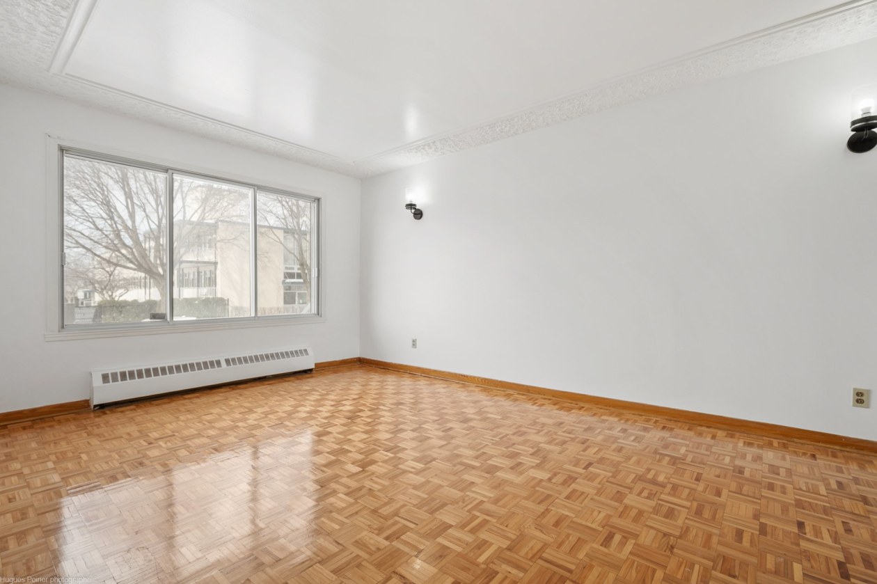 Salon — 5860 - 5866, Rue Crevier, Montréal (Montréal-Nord), H1G2C8, Montréal (Montréal-Nord)