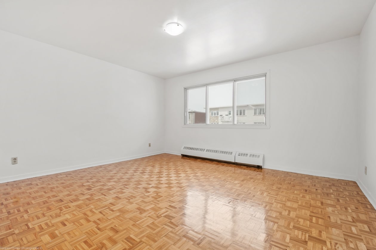 Salon — 5860 - 5866, Rue Crevier, Montréal (Montréal-Nord), H1G2C8, Montréal (Montréal-Nord)