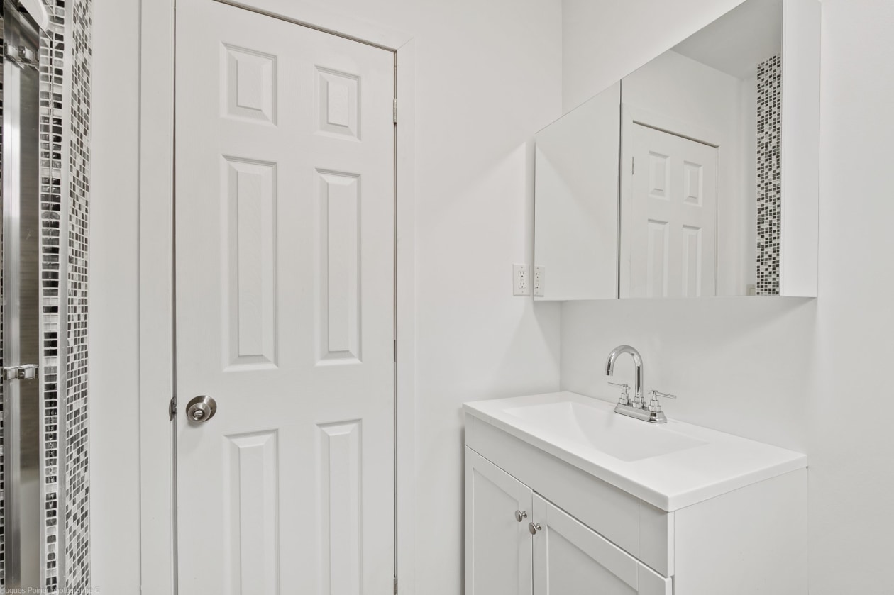 Salle de bains — 5860 - 5866, Rue Crevier, Montréal (Montréal-Nord), H1G2C8, Montréal (Montréal-Nord)