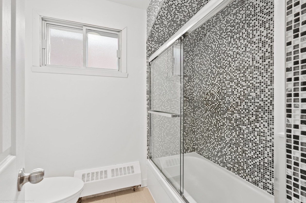 Salle de bains — 5860 - 5866, Rue Crevier, Montréal (Montréal-Nord), H1G2C8, Montréal (Montréal-Nord)