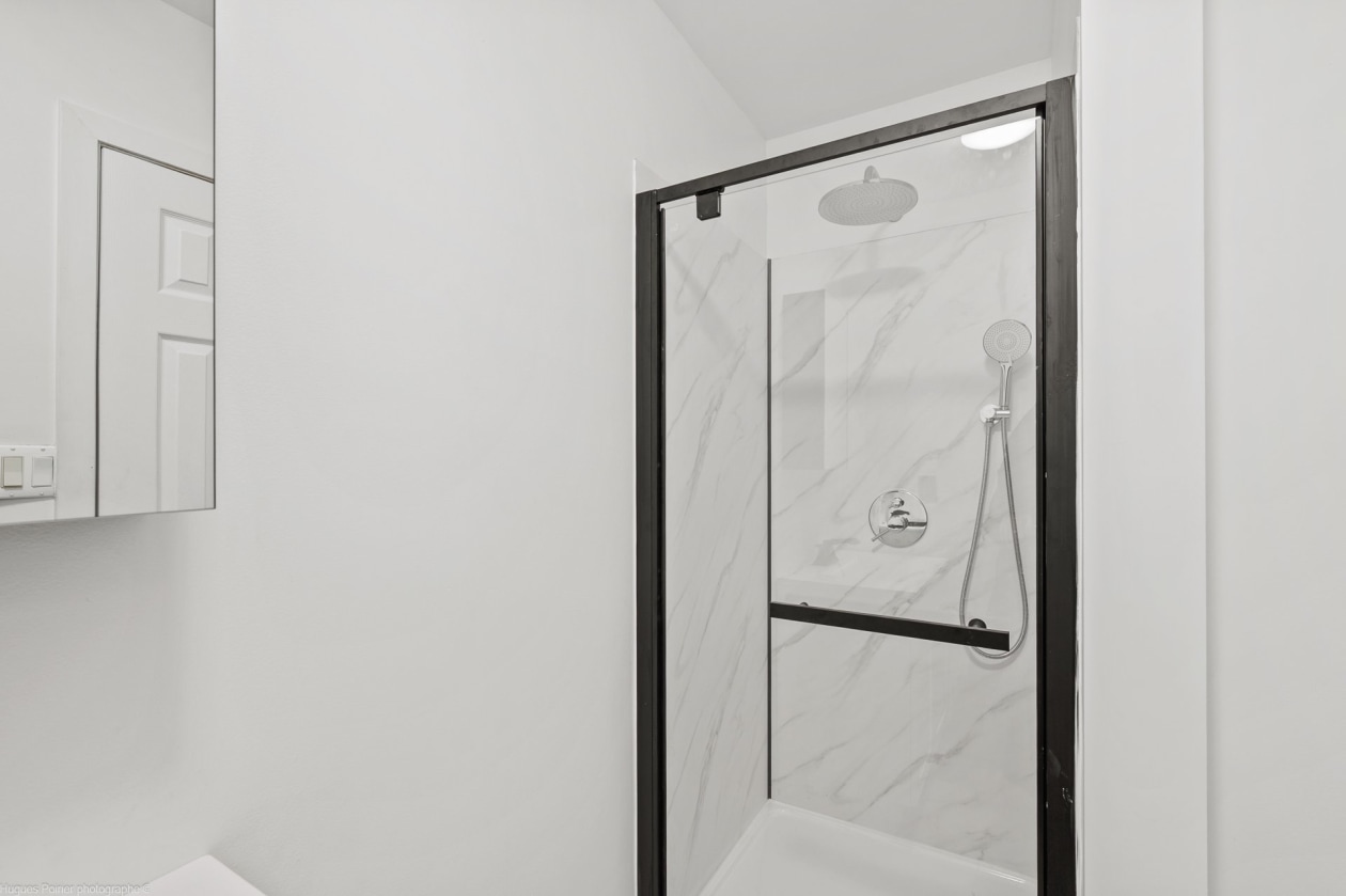 Salle de bains — 5860 - 5866, Rue Crevier, Montréal (Montréal-Nord), H1G2C8, Montréal (Montréal-Nord)