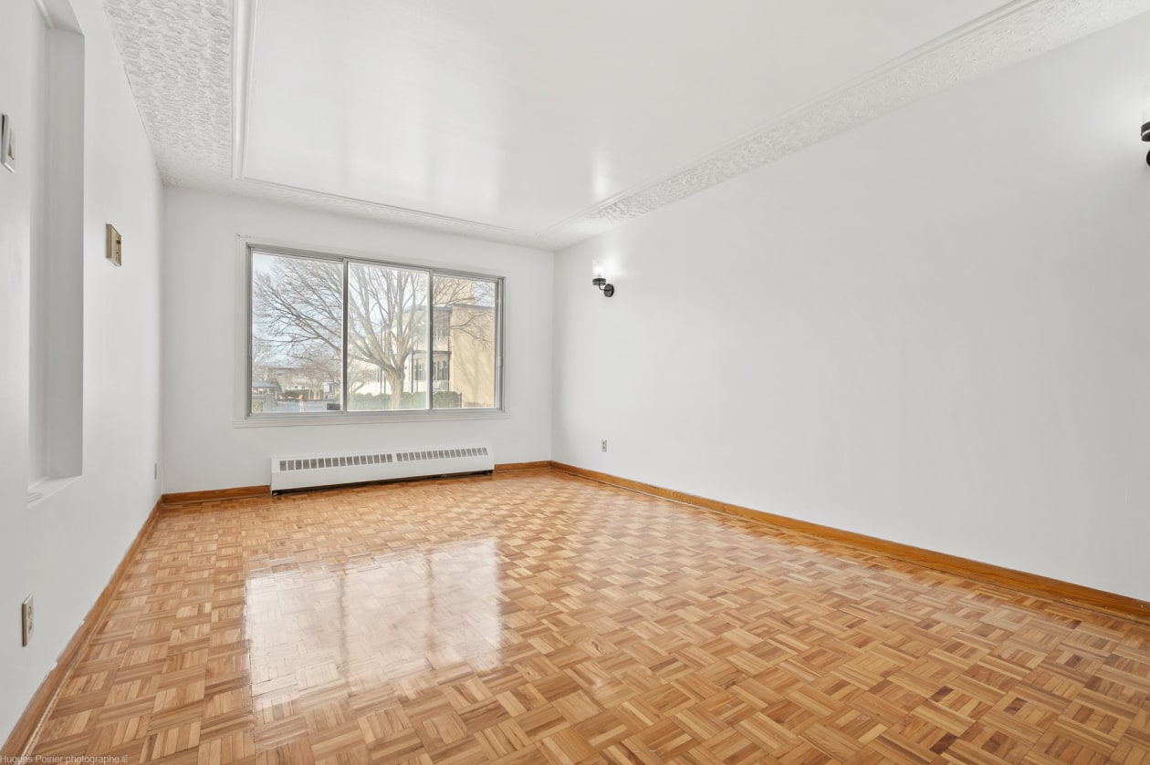 Salon — 5860 - 5866, Rue Crevier, Montréal (Montréal-Nord), H1G2C8, Montréal (Montréal-Nord)