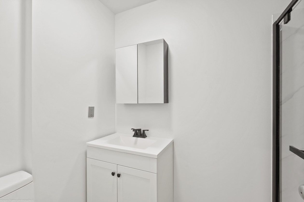 Salle de bains — 5860 - 5866, Rue Crevier, Montréal (Montréal-Nord), H1G2C8, Montréal (Montréal-Nord)