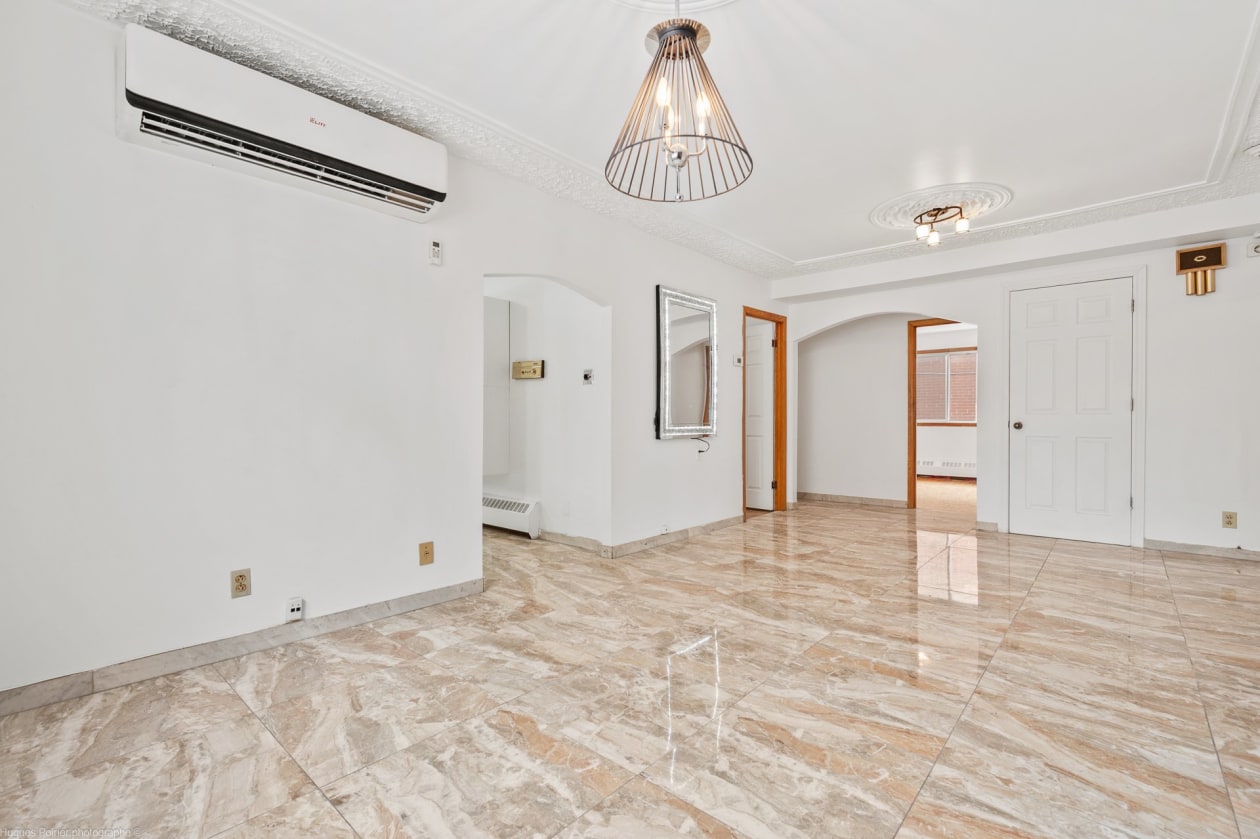 Salle à manger — 5860 - 5866, Rue Crevier, Montréal (Montréal-Nord), H1G2C8, Montréal (Montréal-Nord)