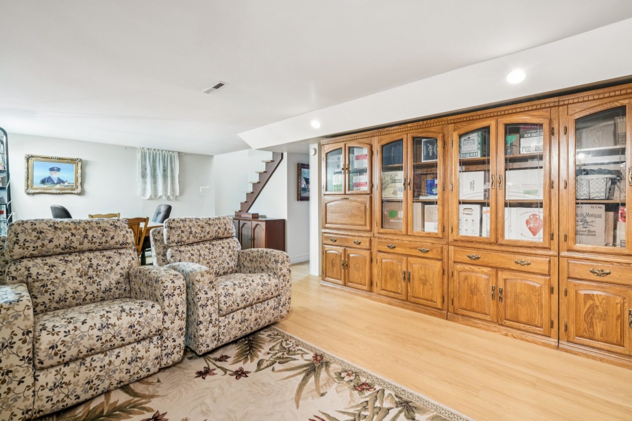 Salon — 7379, 19e Avenue, Laval (Laval-Ouest), H7R3E5, Laval (Laval-Ouest)