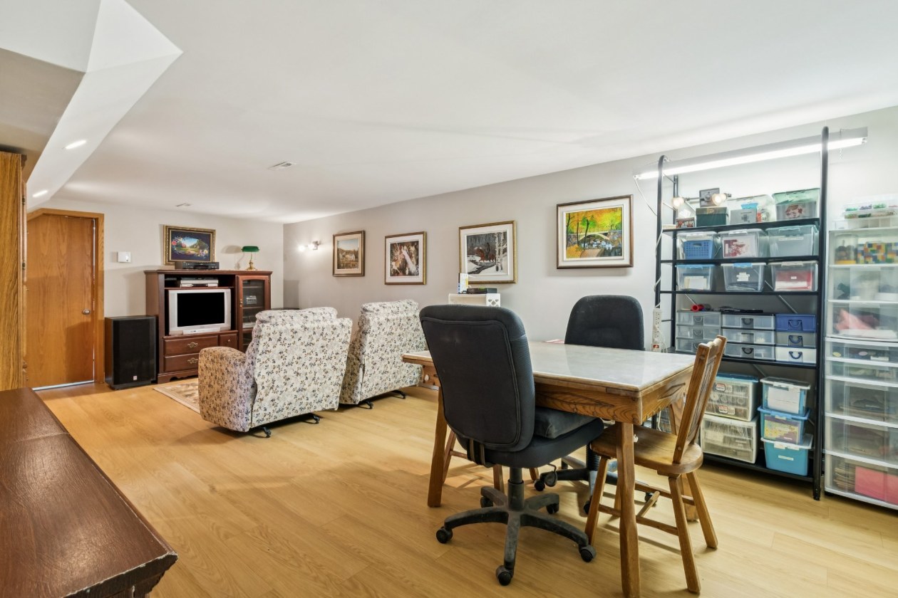 Salon — 7379, 19e Avenue, Laval (Laval-Ouest), H7R3E5, Laval (Laval-Ouest)