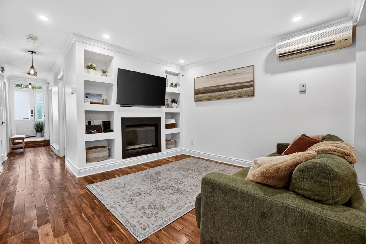 Salon — 4452, Rue D'Iberville, Montréal (Le Plateau-Mont-Royal), H2H2L8, Montréal (Le Plateau-Mont-Royal)