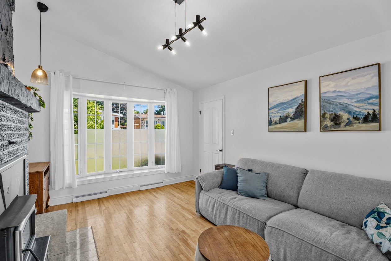 Salon — 49 Rue l'Auberivière, Laval, H7L 1B6, Laval