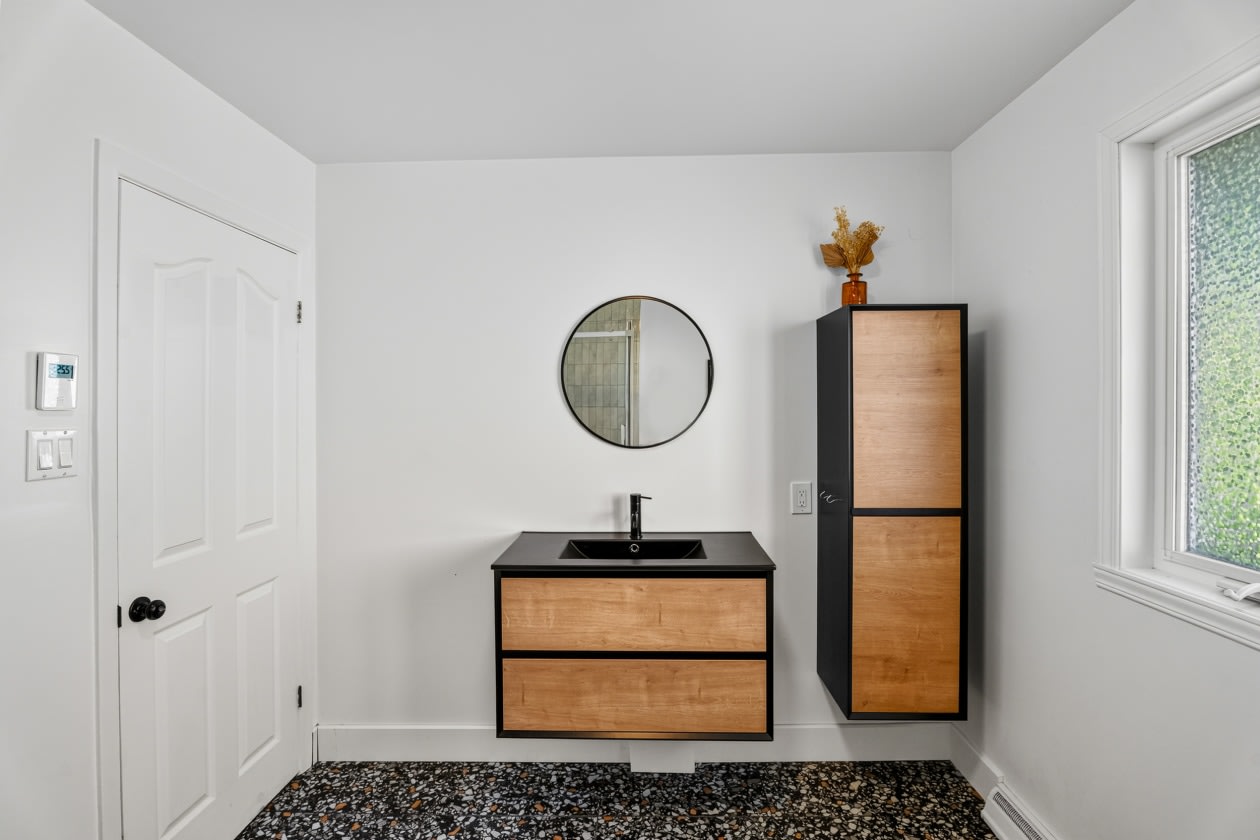 Salle de bains — 49 Rue l'Auberivière, Laval, H7L 1B6, Laval
