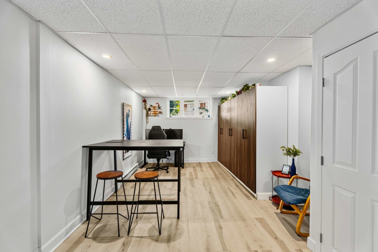 Salle familiale — 49 Rue l'Auberivière, Laval, H7L 1B6, Laval