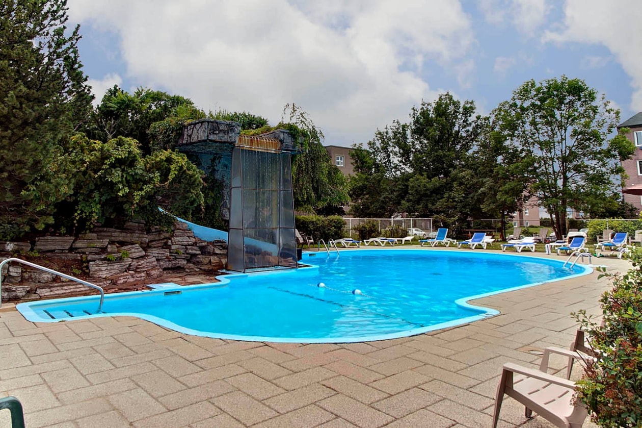 Piscine — 4420 Rue Le Monelier, Québec