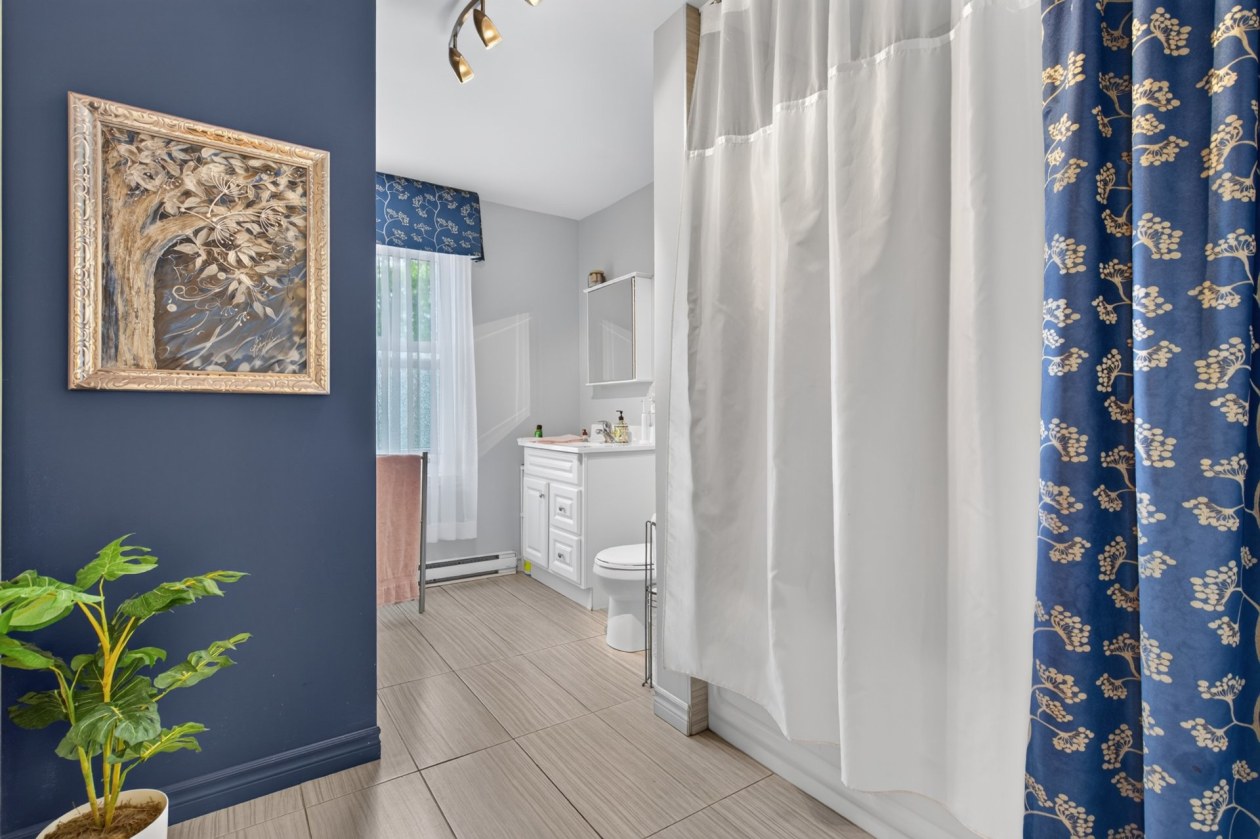 Salle de bains — 141 - 143 Av. de St-Georges, Shawinigan