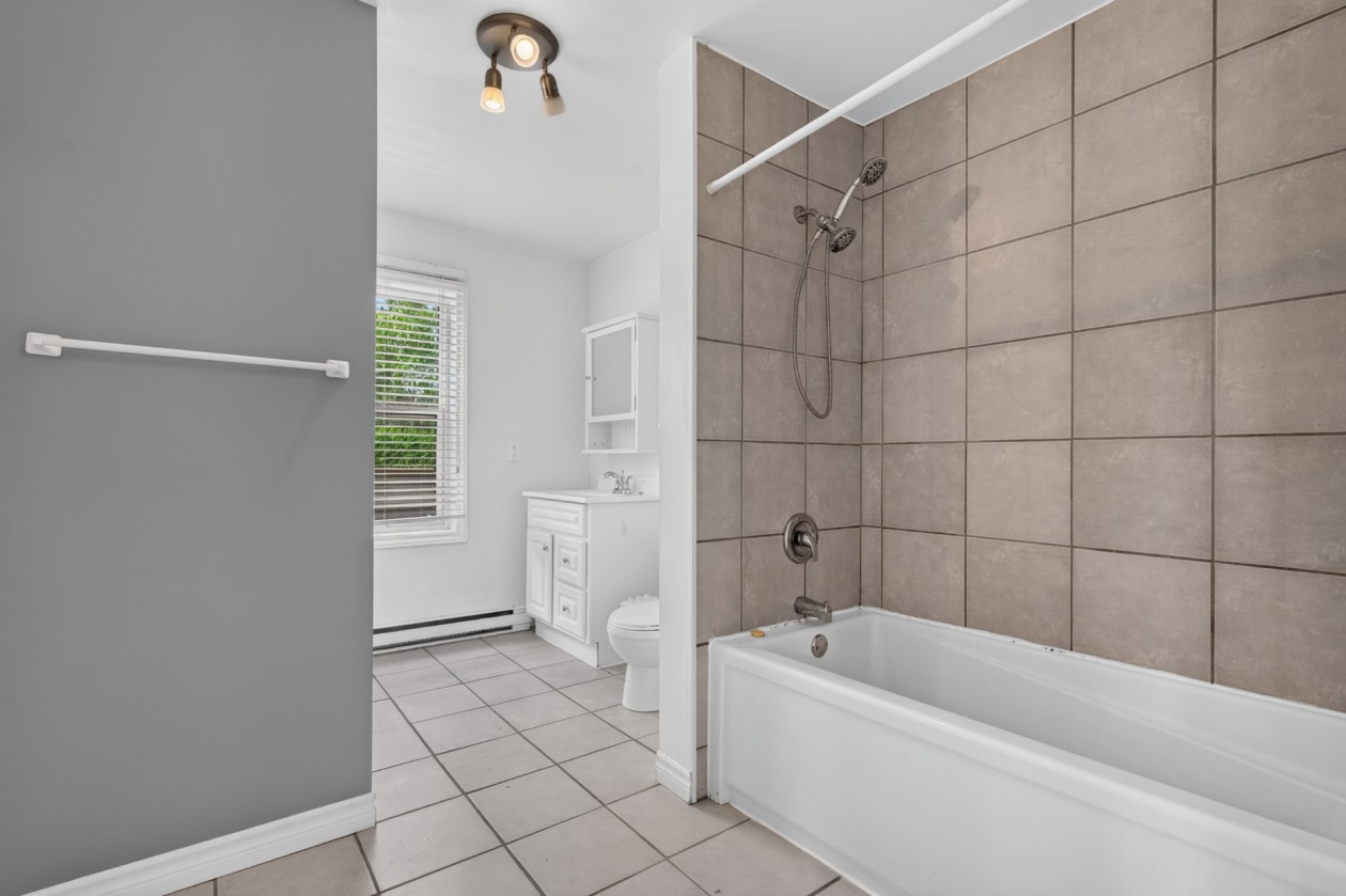 Salle de bains — 141 - 143 Av. de St-Georges, Shawinigan