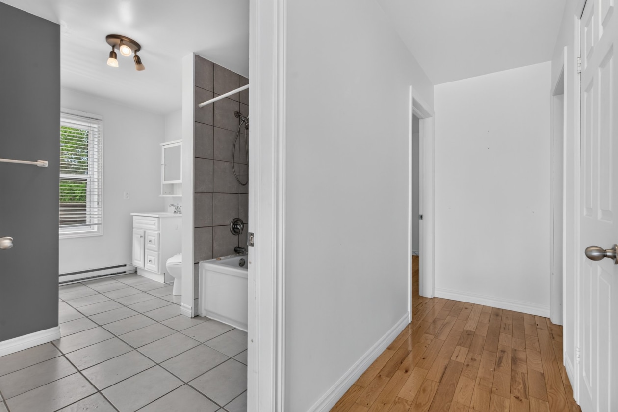 Salle de bains — 141 - 143 Av. de St-Georges, Shawinigan