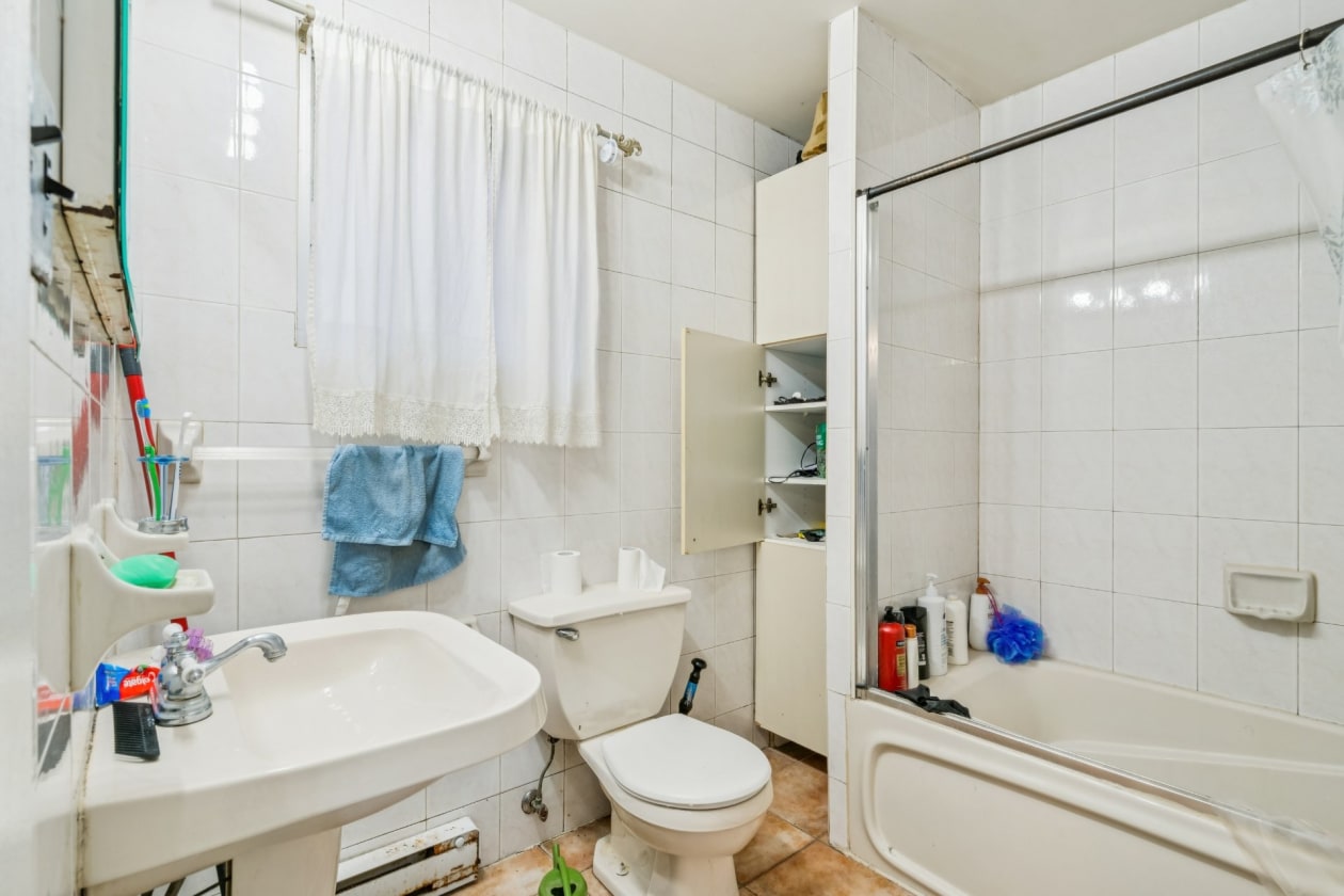 Salle de bains — 7081 - 7081A Av. Musset, Montréal