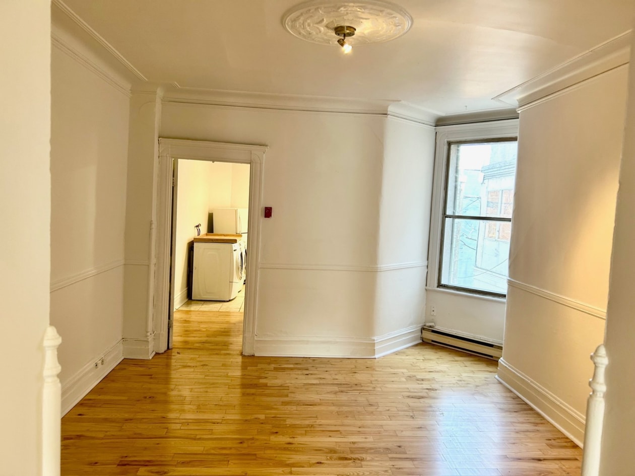 Salon — 5285 - 5289, Av. de l'Esplanade, Montréal (Le Plateau-Mont-Royal), H2T2Z6, Montréal (Le Plateau-Mont-Royal)