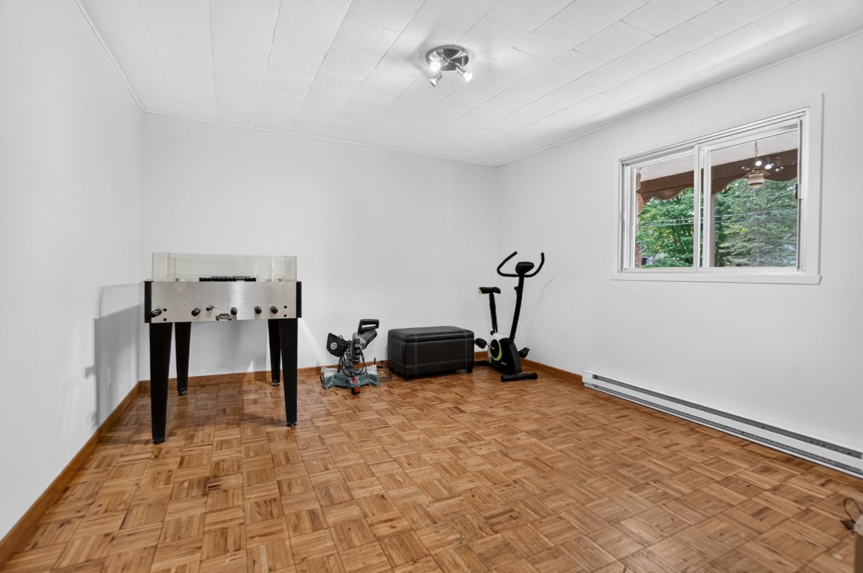 Salon — 418 4e avenue de la Rivière-L'Assomption, Saint-Félix-de-Valois