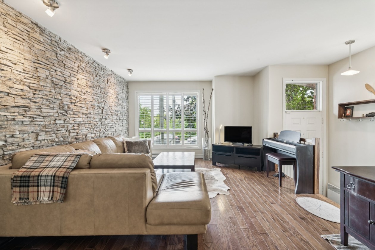 Salon — 5578, Rue Louis-Dumouchel, Montréal (Mercier/Hochelaga-Maisonneuve), H1K5G2, Montréal (Mercier/Hochelaga-Maisonneuve)