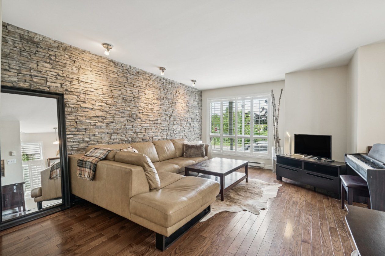 Salon — 5578, Rue Louis-Dumouchel, Montréal (Mercier/Hochelaga-Maisonneuve), H1K5G2, Montréal (Mercier/Hochelaga-Maisonneuve)