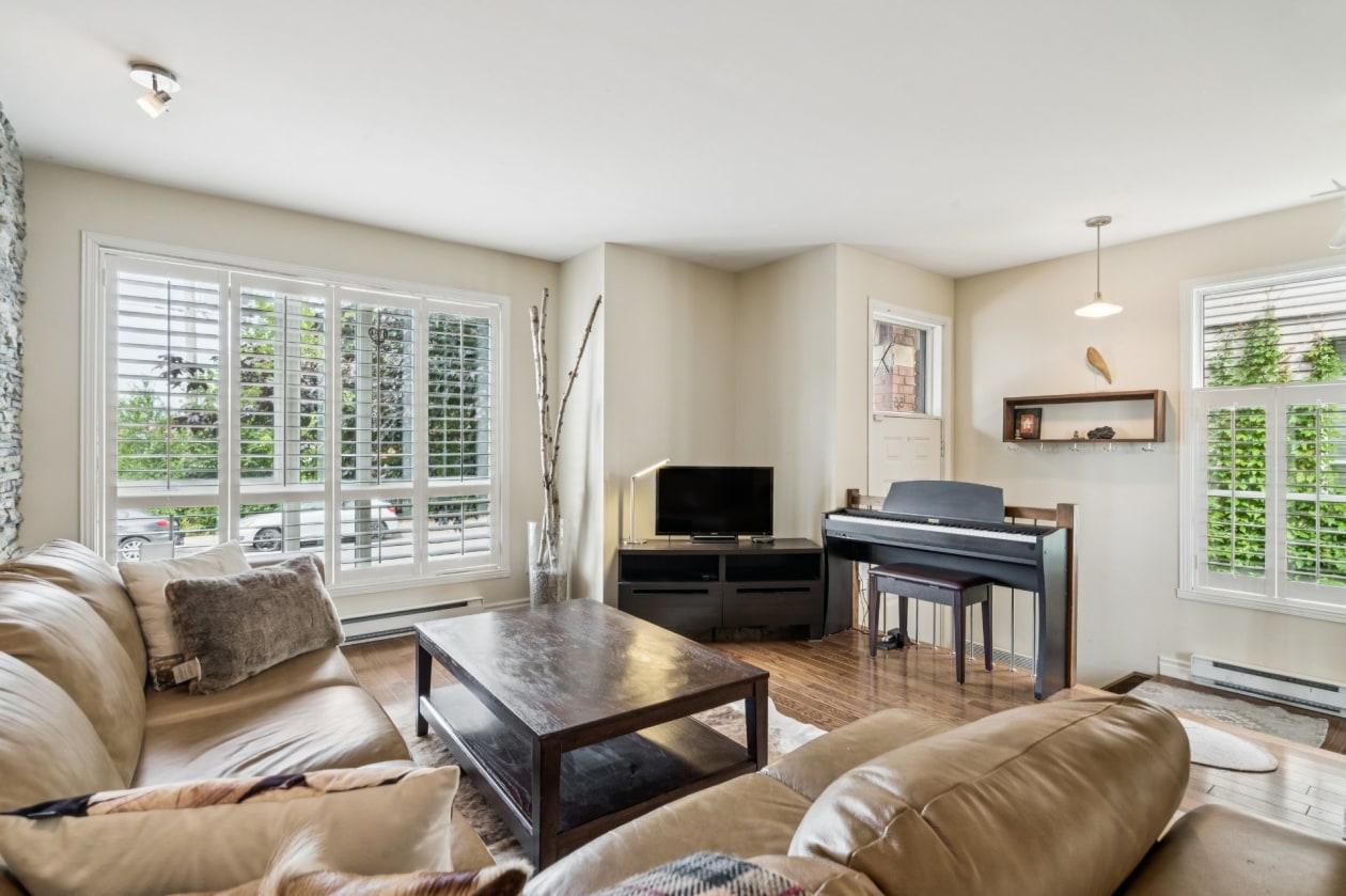 Salon — 5578, Rue Louis-Dumouchel, Montréal (Mercier/Hochelaga-Maisonneuve), H1K5G2, Montréal (Mercier/Hochelaga-Maisonneuve)