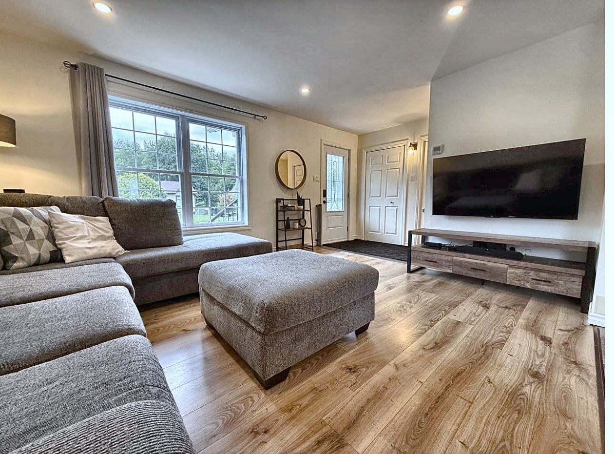 Salon — 8036 8e allée, Drummondville, J2A 2J5, Drummondville