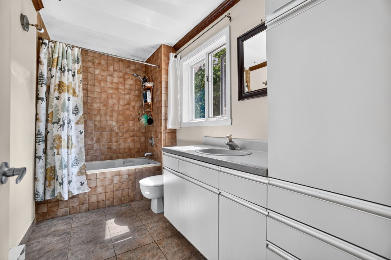Salle de bains — 100 Rue Durand, Sainte-Émélie-de-l'Énergie