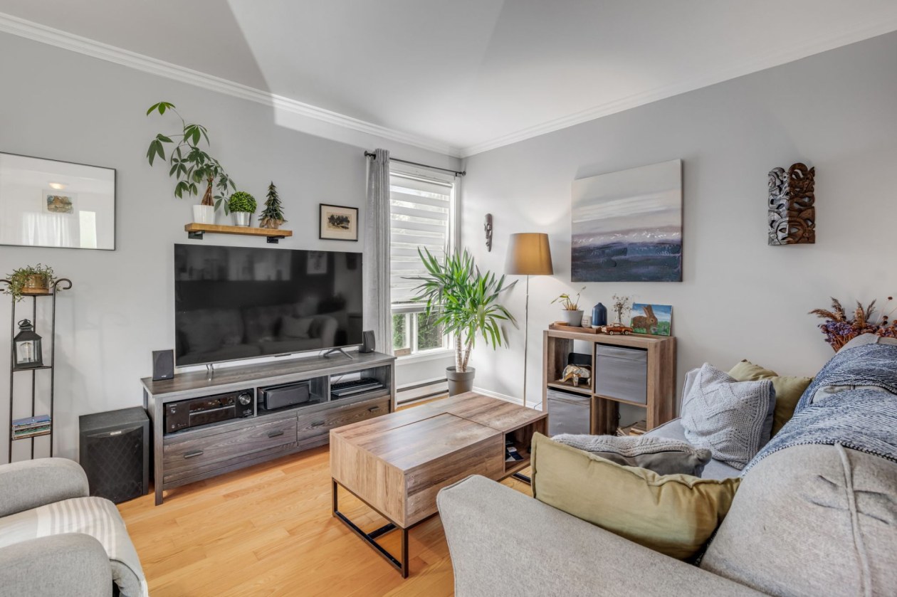 Salon — 2810, Carré des Argiles, Québec (Les Rivières), G2C1K2, Québec (Les Rivières)