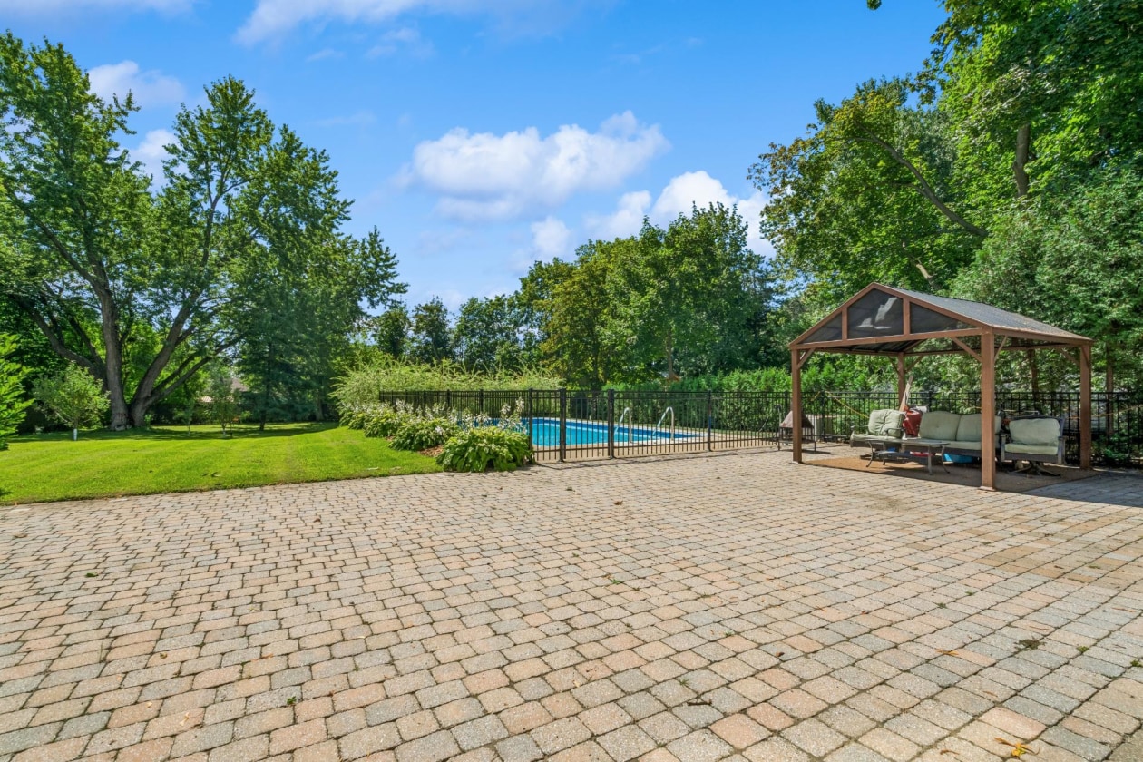 Cour — 112, Rue Sherbrooke, Beaconsfield, H9W1N4, Beaconsfield