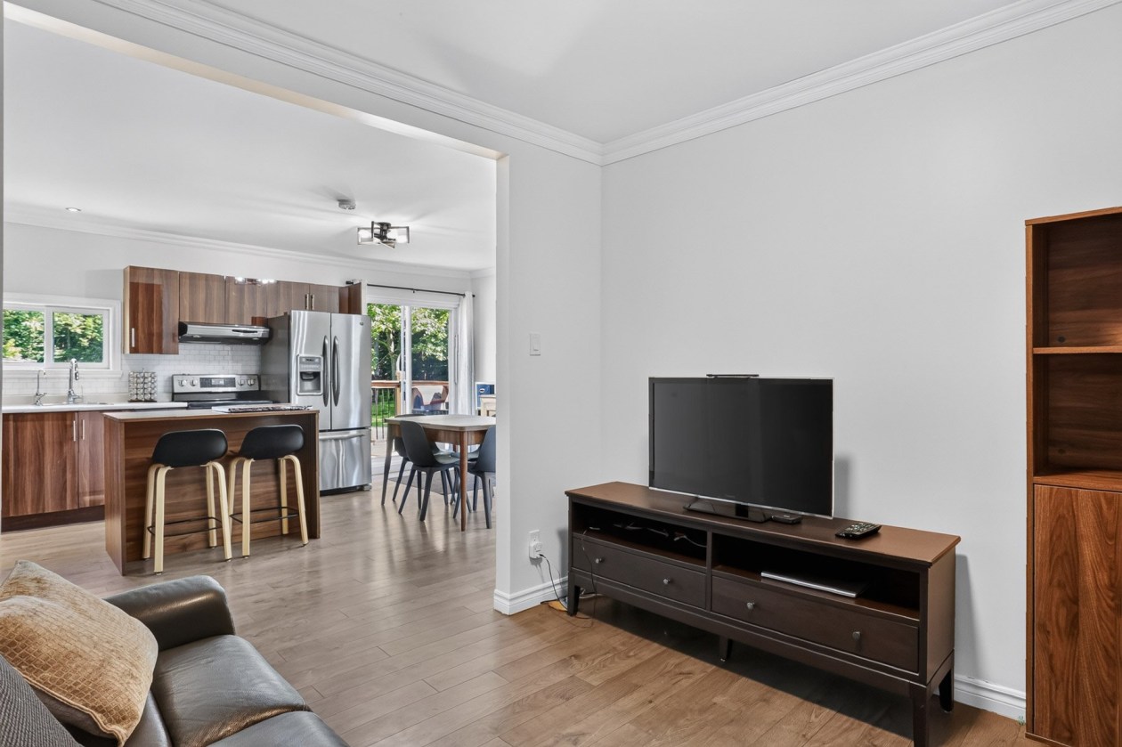 Salon — 54, Rue Jean, Saint-Étienne-des-Grès, G0X2P0, Saint-Étienne-des-Grès