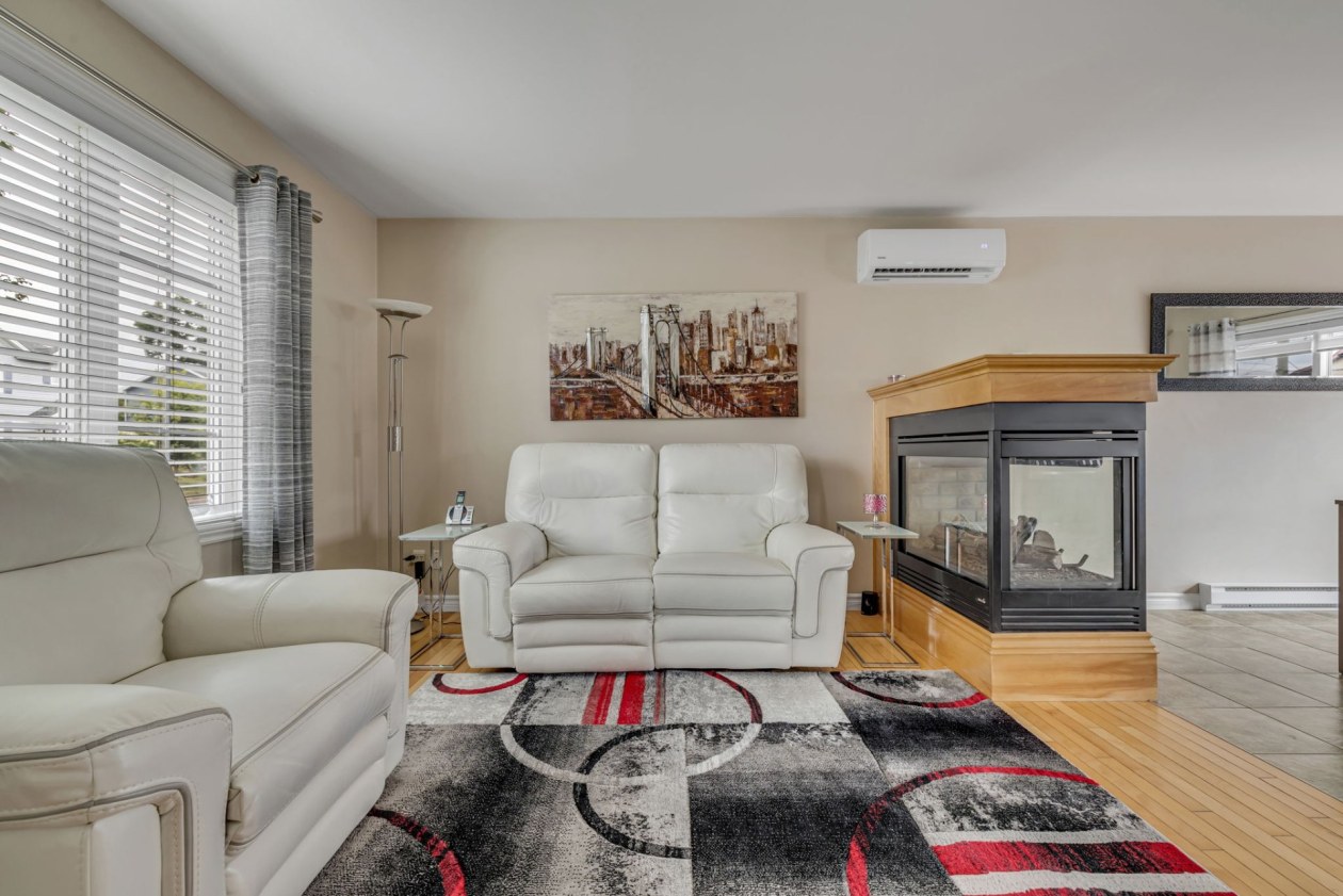 Salon — 6519, Rue des Prismes, Québec (La Haute-Saint-Charles), G3E2E6, Québec (La Haute-Saint-Charles)