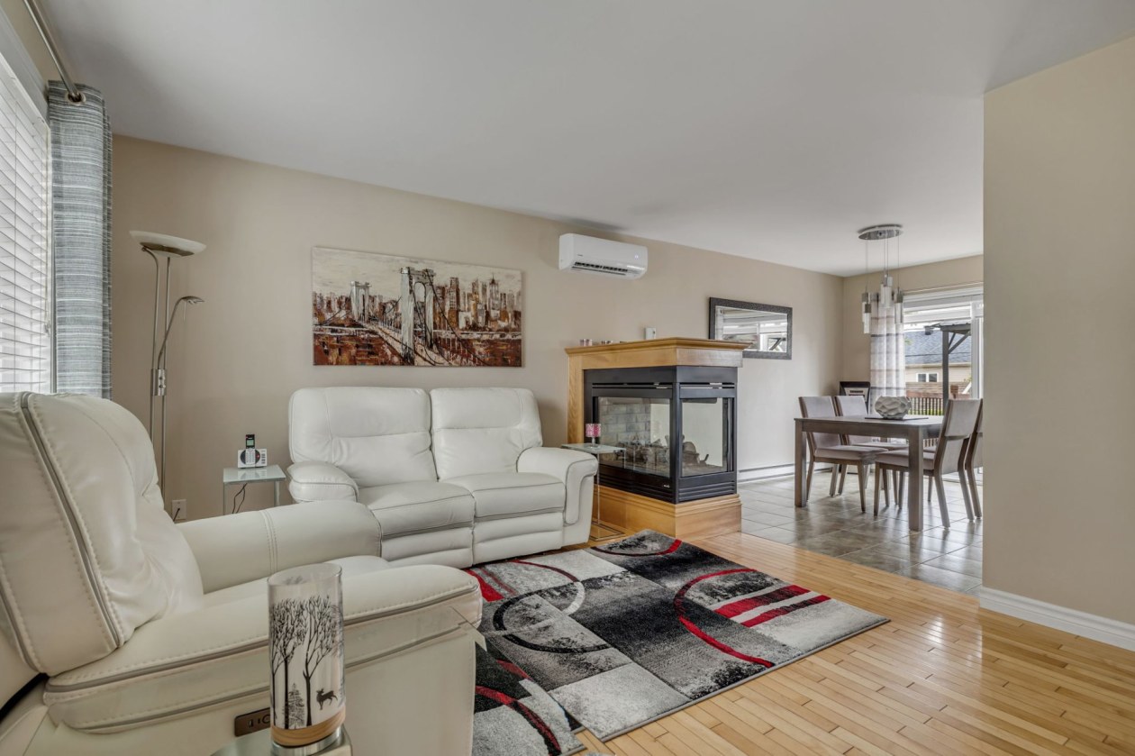 Salon — 6519, Rue des Prismes, Québec (La Haute-Saint-Charles), G3E2E6, Québec (La Haute-Saint-Charles)
