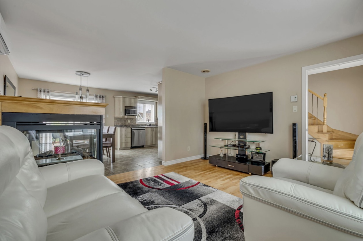 Salon — 6519, Rue des Prismes, Québec (La Haute-Saint-Charles), G3E2E6, Québec (La Haute-Saint-Charles)