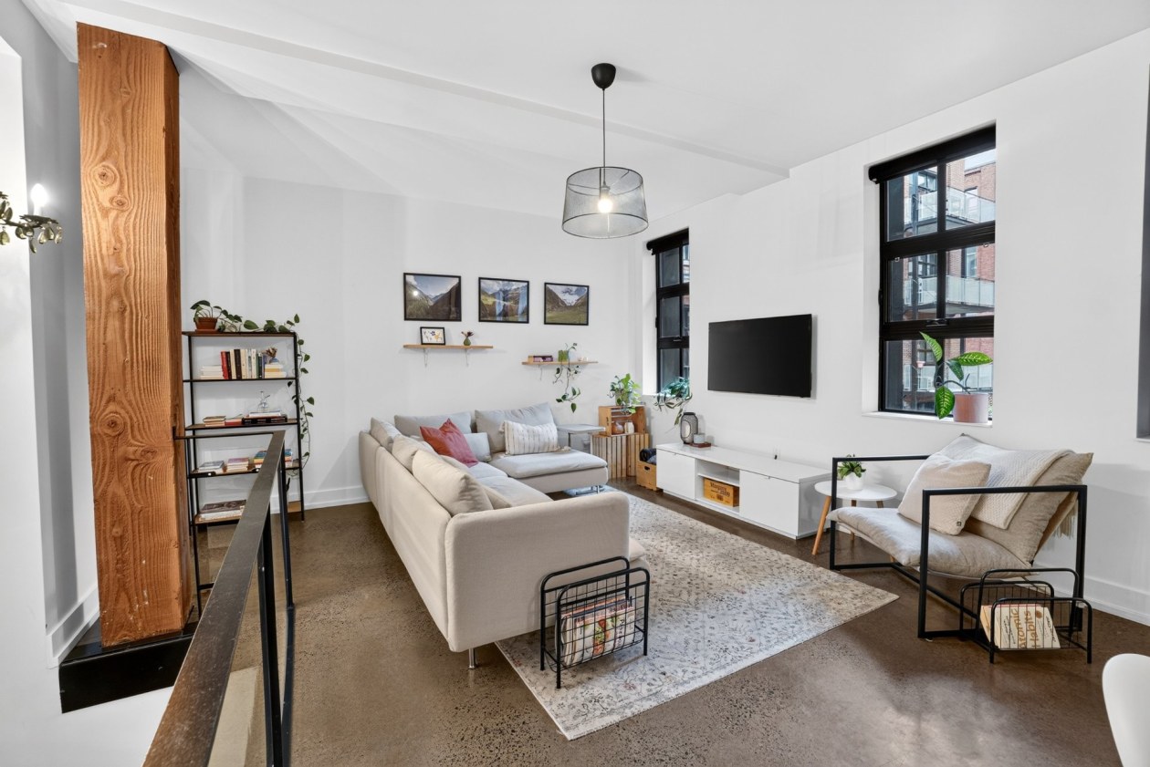 Salon — 2037, Av. Aird, 108, Montréal (Mercier/Hochelaga-Maisonneuve), H1V2V9, Montréal (Mercier/Hochelaga-Maisonneuve)