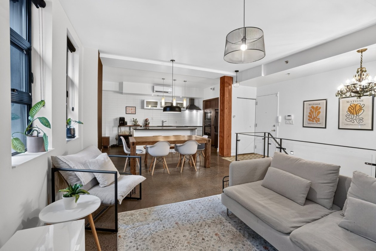 Salon — 2037, Av. Aird, 108, Montréal (Mercier/Hochelaga-Maisonneuve), H1V2V9, Montréal (Mercier/Hochelaga-Maisonneuve)