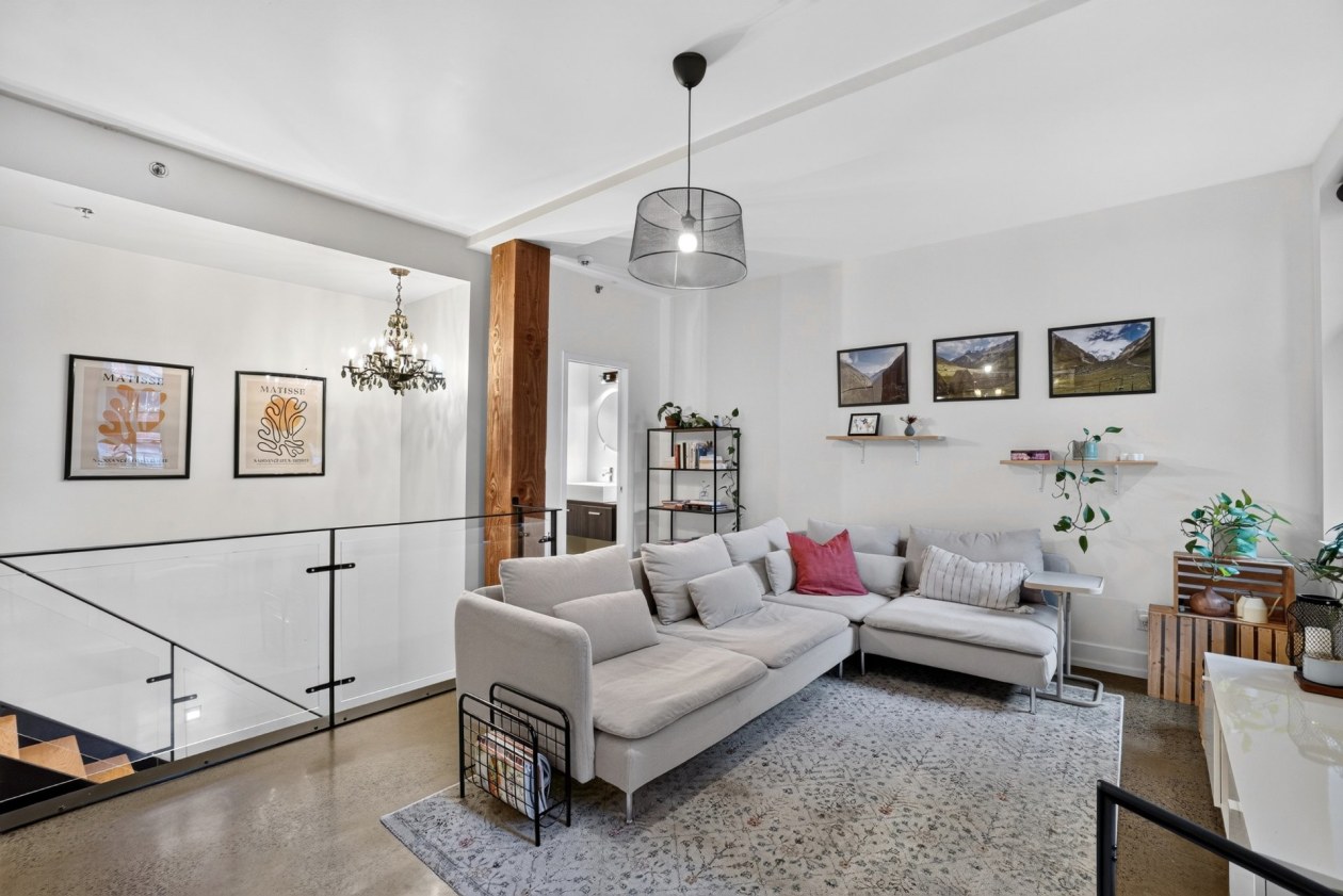 Salon — 2037, Av. Aird, 108, Montréal (Mercier/Hochelaga-Maisonneuve), H1V2V9, Montréal (Mercier/Hochelaga-Maisonneuve)