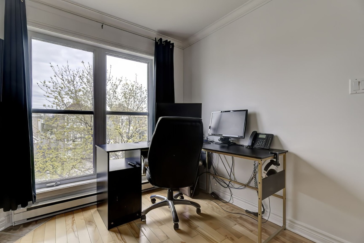 Salon — 6338, Rue de l'Émérillon, Laval (Sainte-Rose), H7L6J4, Laval (Sainte-Rose)