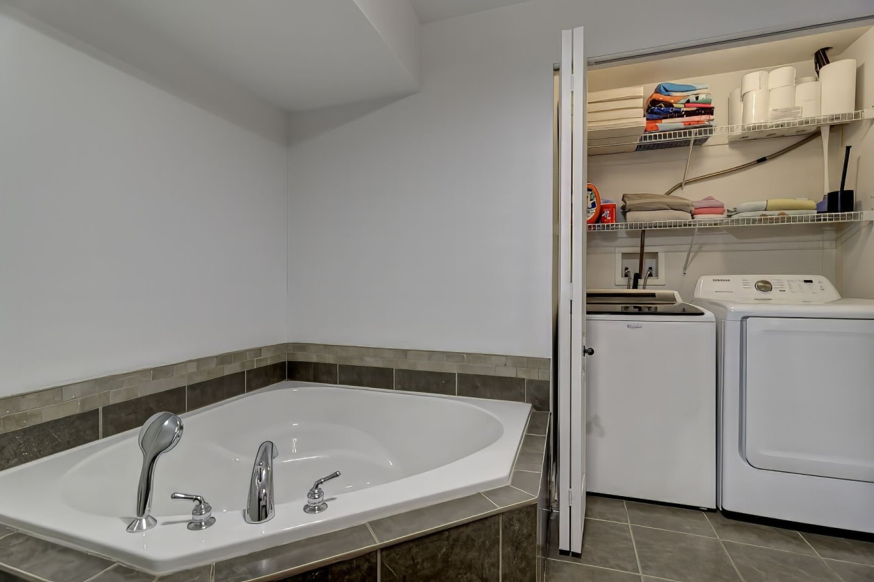 Salle de bains — 6338, Rue de l'Émérillon, Laval (Sainte-Rose), H7L6J4, Laval (Sainte-Rose)