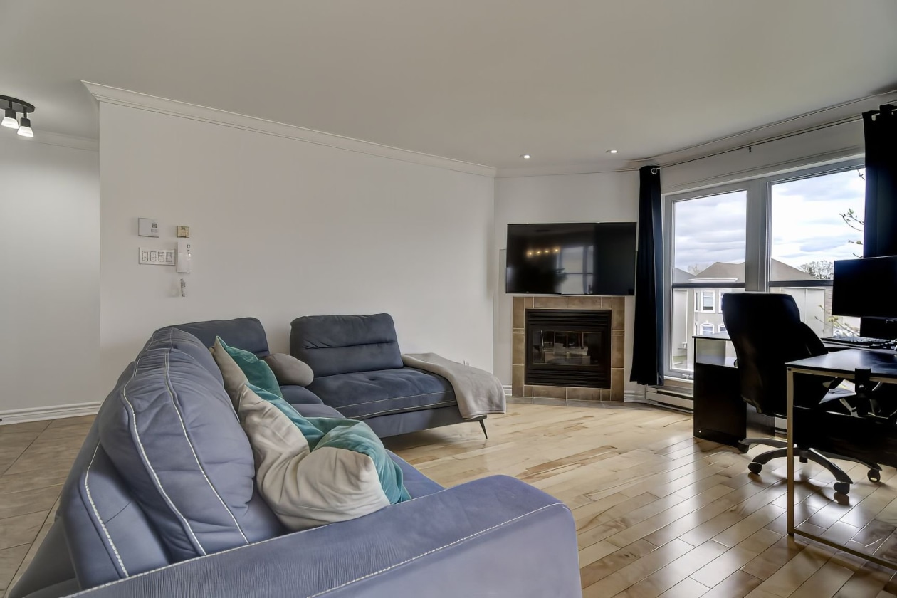 Salon — 6338, Rue de l'Émérillon, Laval (Sainte-Rose), H7L6J4, Laval (Sainte-Rose)