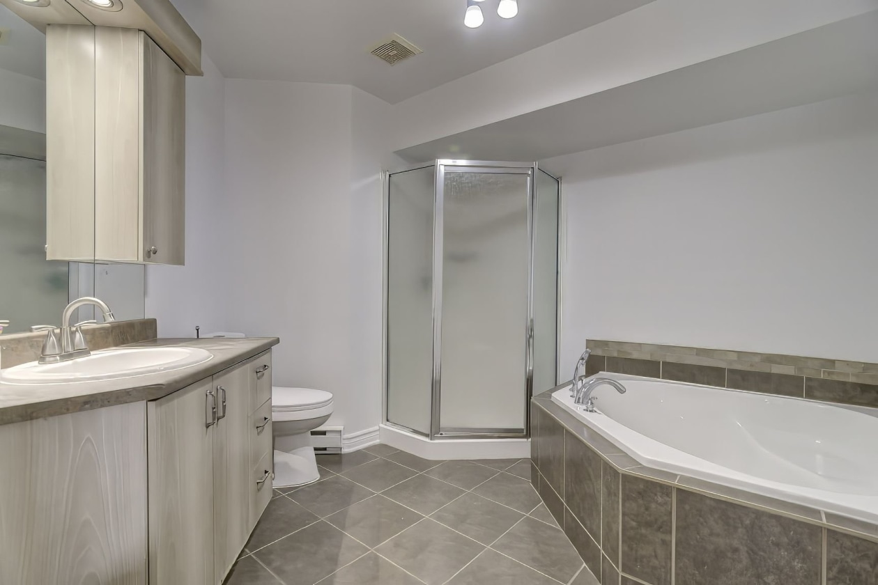 Salle de bains — 6338, Rue de l'Émérillon, Laval (Sainte-Rose), H7L6J4, Laval (Sainte-Rose)