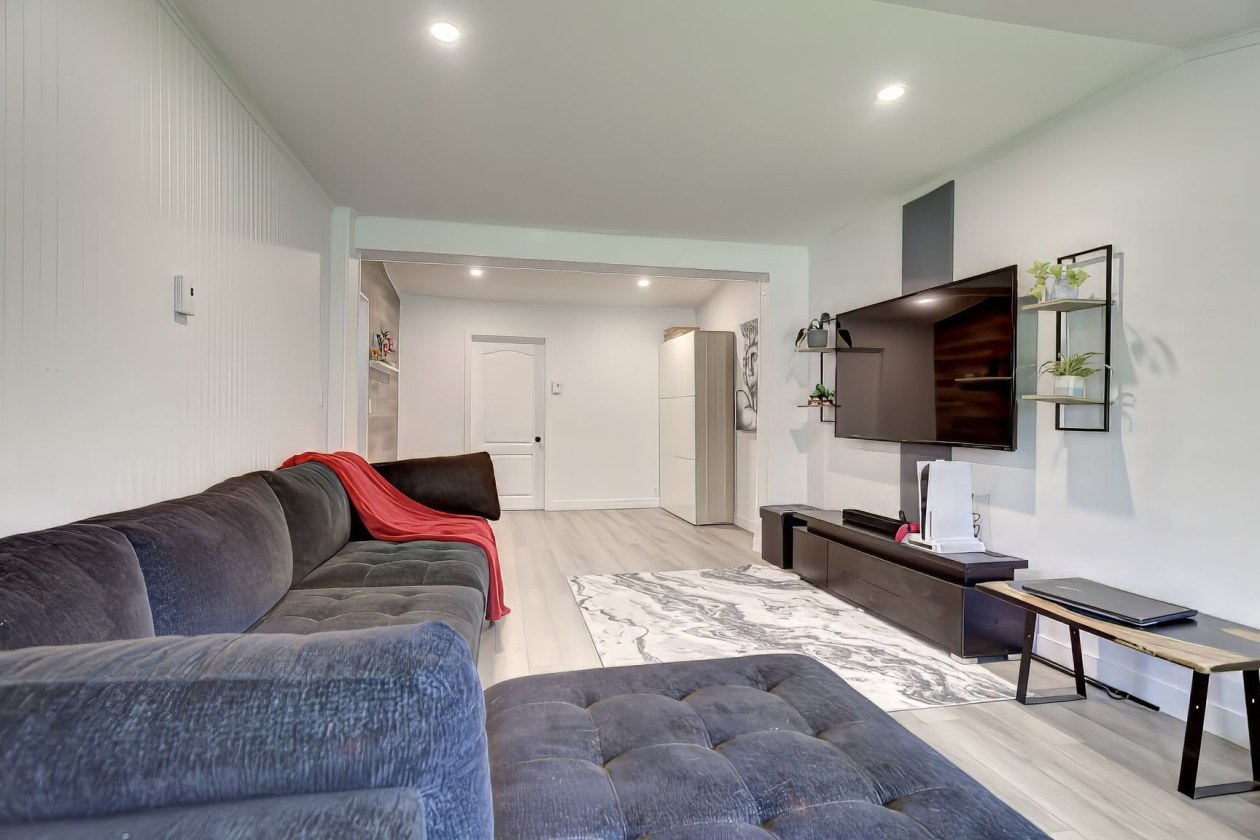 Salon — 39 Rg St-Marc, Saint-Philippe