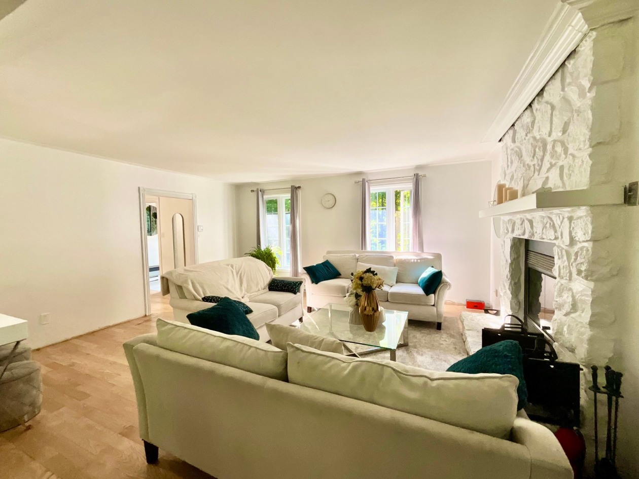 Salon — 1068, Mtée Girouard, Saint-Jérôme, J5L1N6, Saint-Jérôme