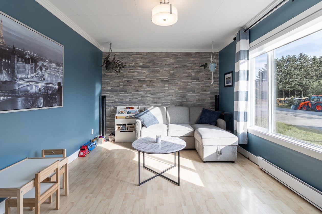 Salon — 1675, Rue St-Onge, Mont-Joli, G5H2K3, Mont-Joli