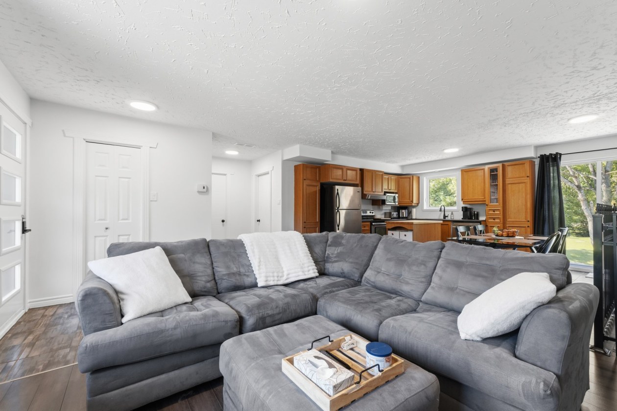 Salon — 408, Mtée Morel, Sainte-Anne-des-Plaines, J5N2T9, Sainte-Anne-des-Plaines